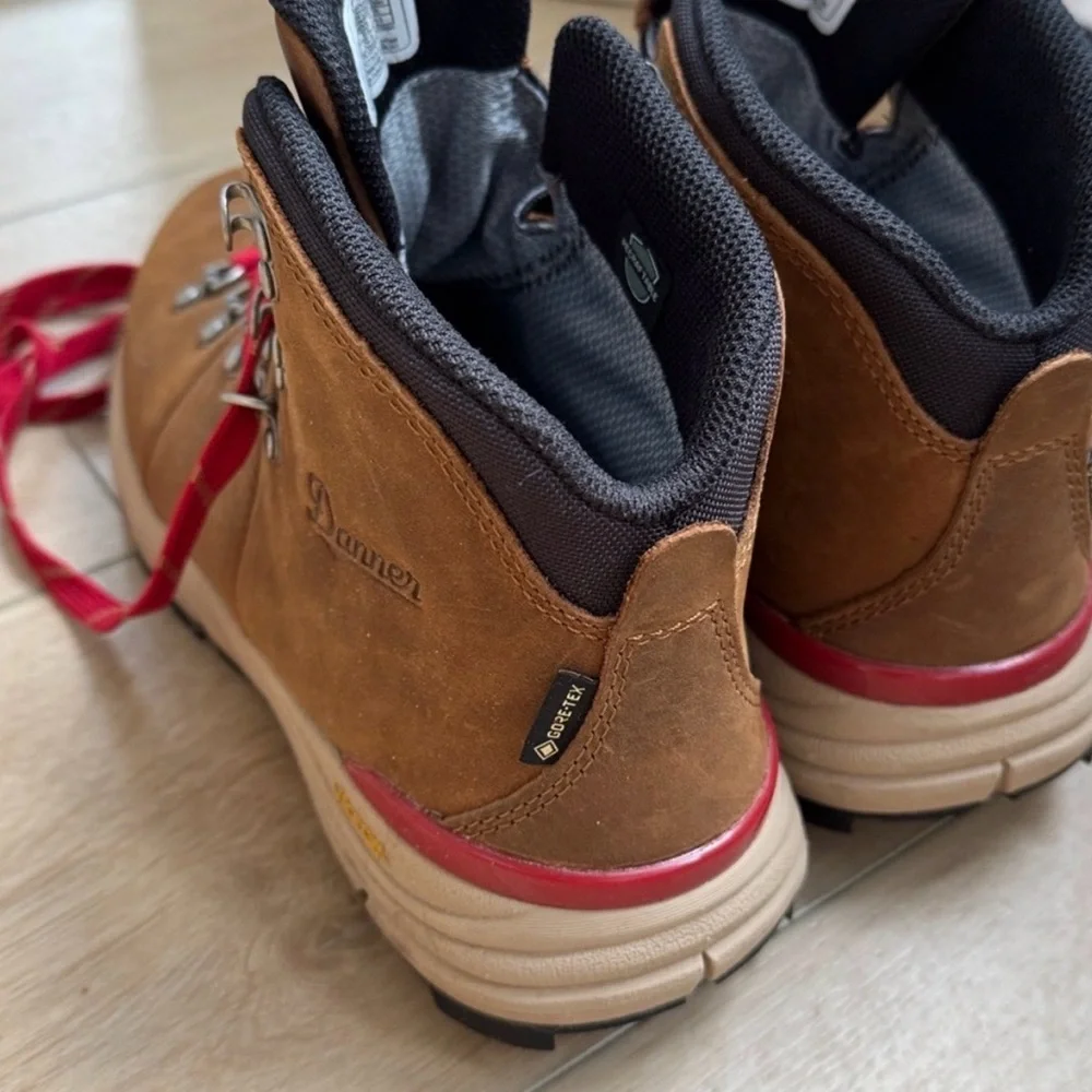 Danner women’s hiking boots - Picture 2 of 6